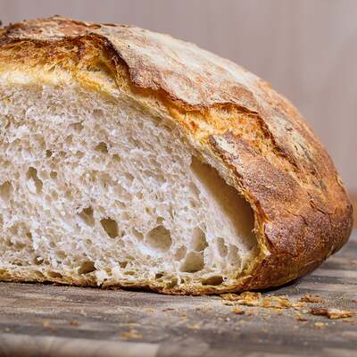Naučte sa, ako upiecť chlieb v pohodlí domova v niekoľkých jednoduchých krokoch.
